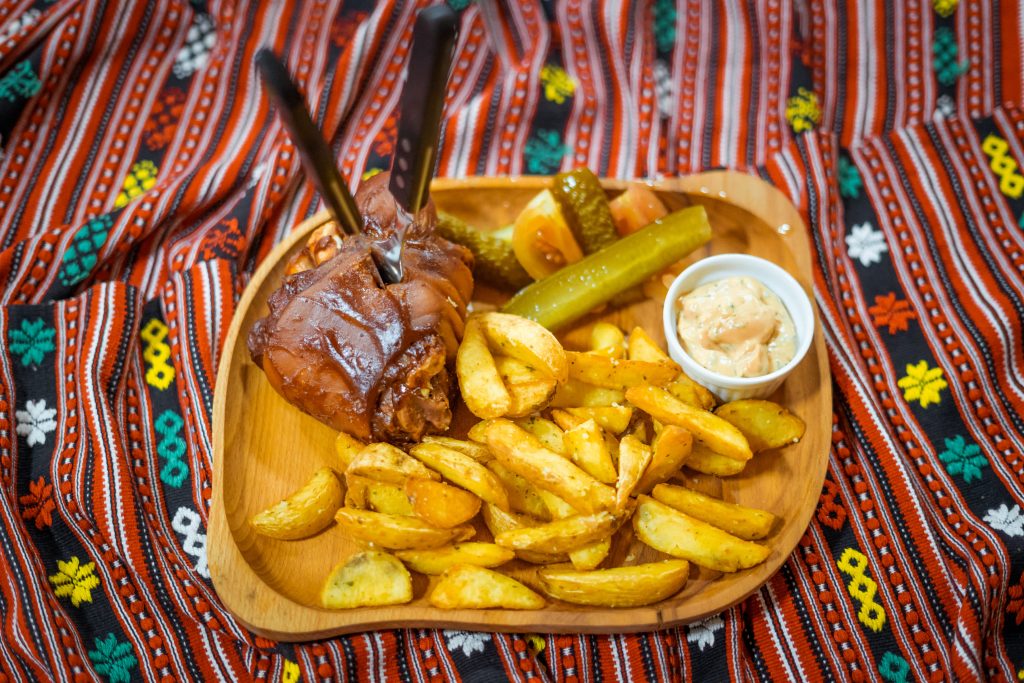 Ciolan de porc la cutpor foarte gustos la Hanul lui Grișa în Holboca, Iași