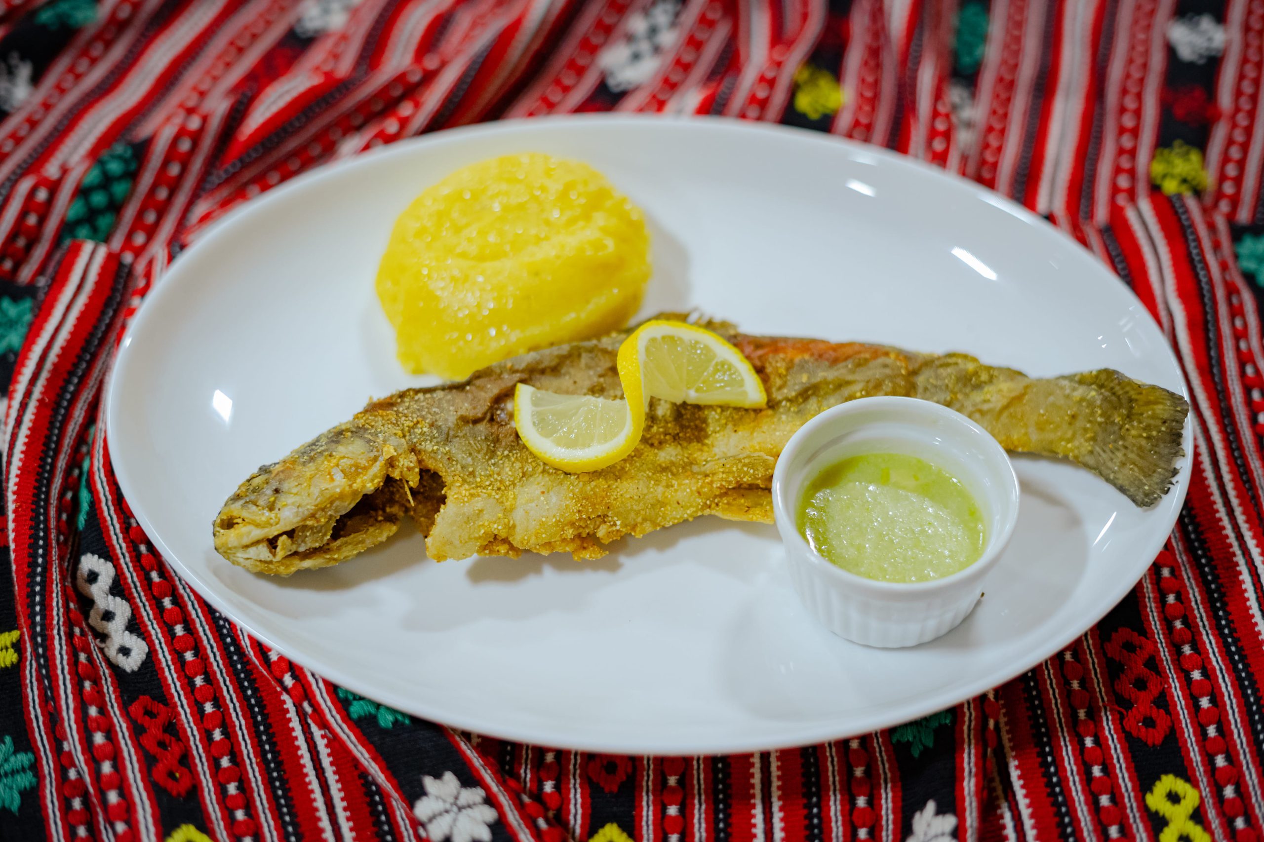 Îți este poftă de un păstrăv bun? La Hanul Grișa vei găsi cel mai bun păstrăv cu mămăligă și usturoi, din Iași. Gătit ca la mama acasă